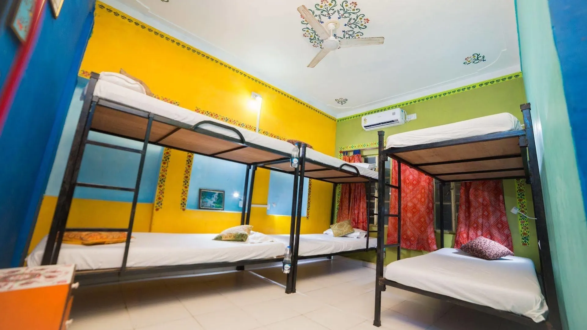Hotel Hanuman Ghat On Lake Pichola Udaipur 2*,  India