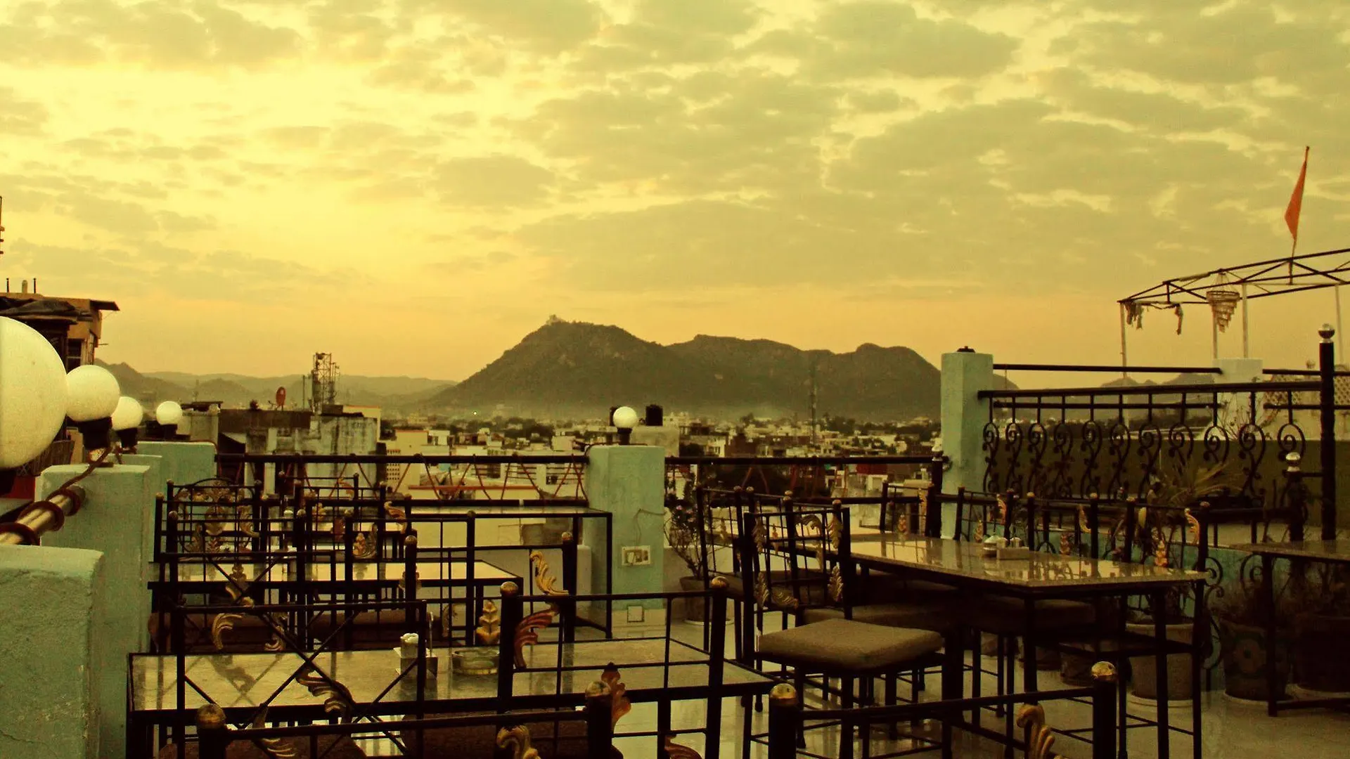 Hotel Hanuman Ghat On Lake Pichola Udaipur